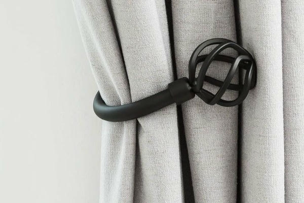 Birdcage type curtain holder