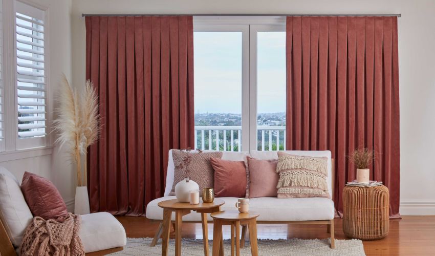 Curtains color according to living room theme