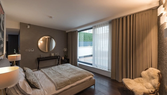 leading bedroom curtain